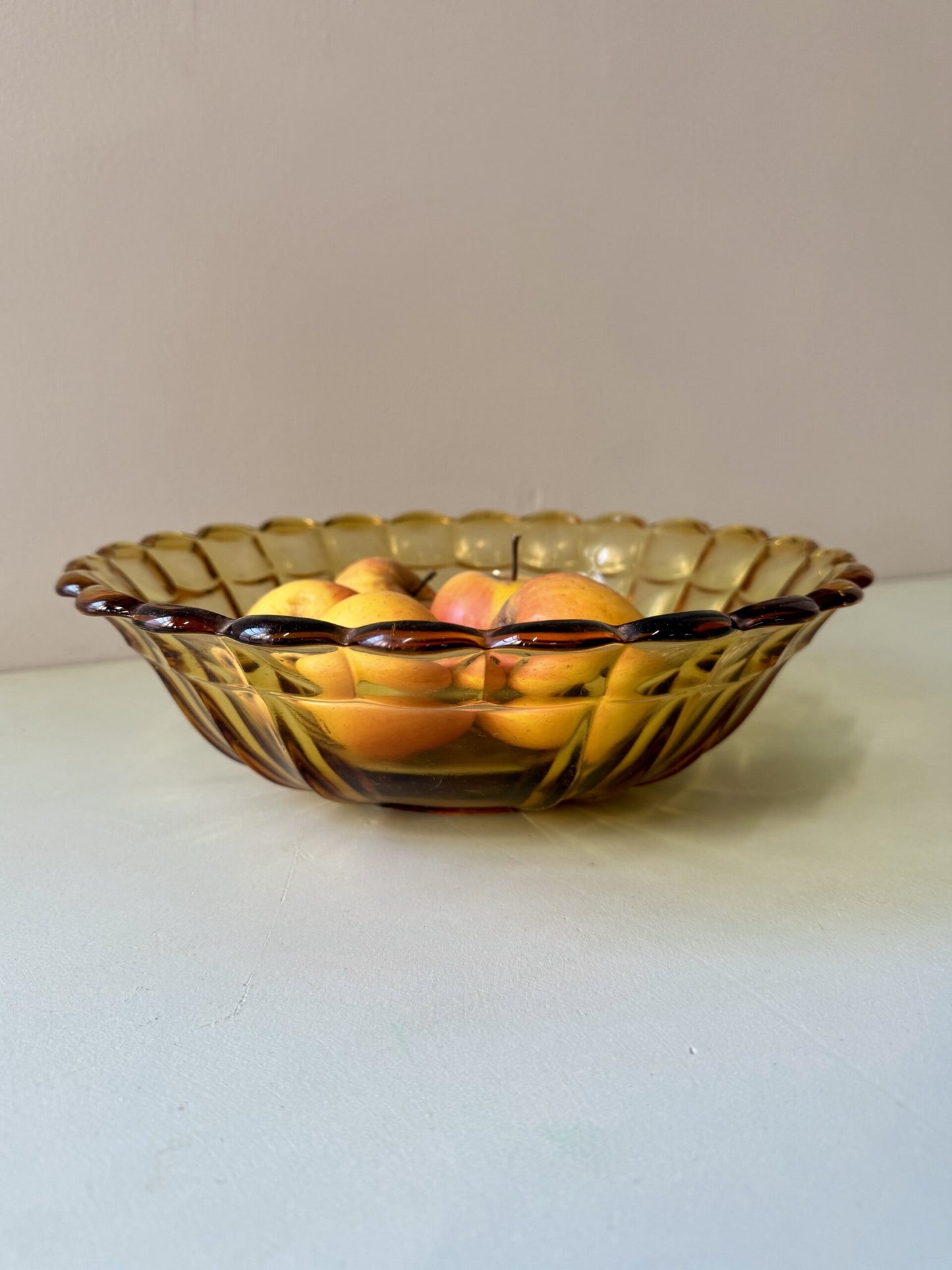 Saladier rétro en verre ambré ciselé