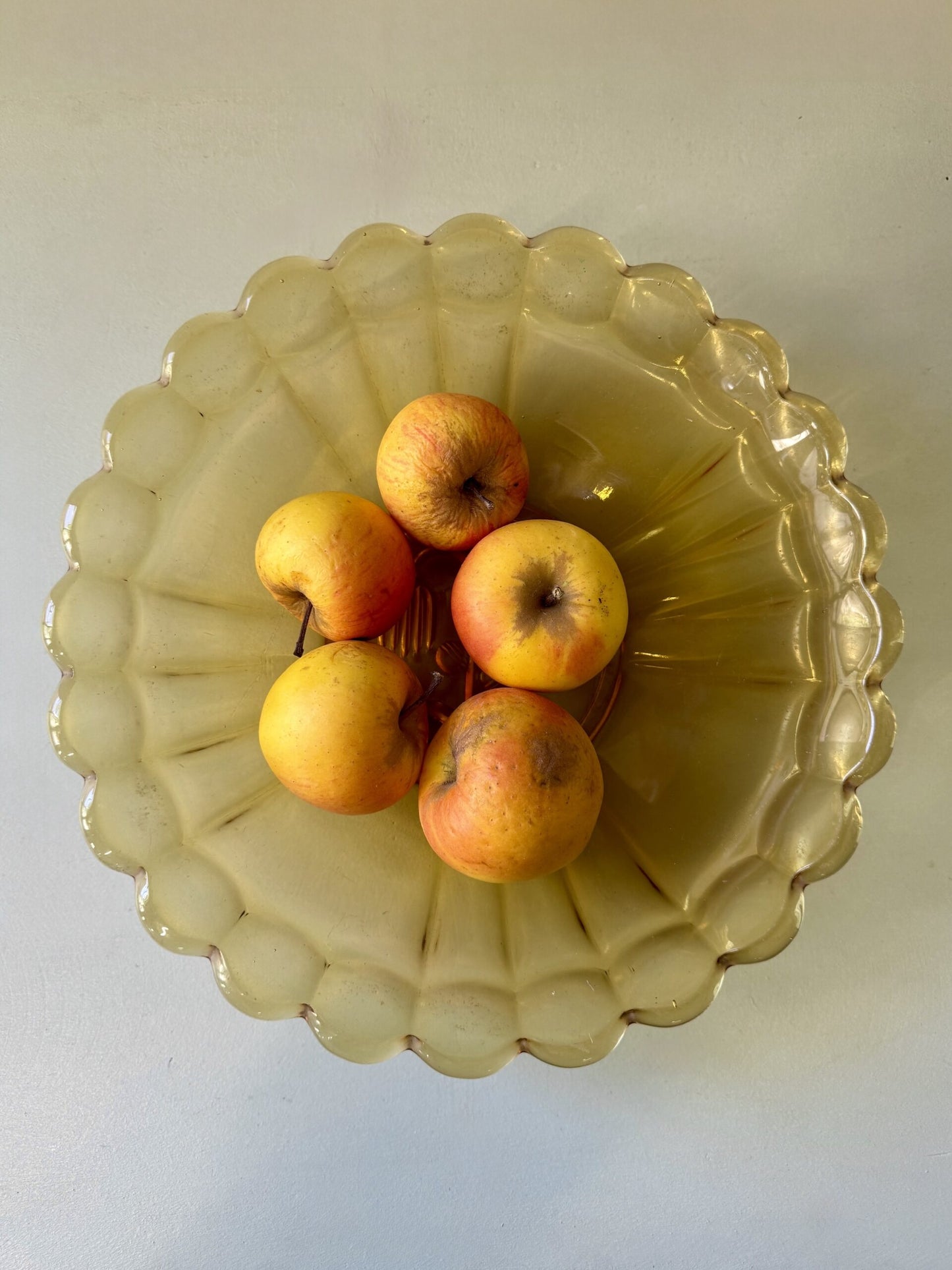 Saladier rétro en verre ambré ciselé