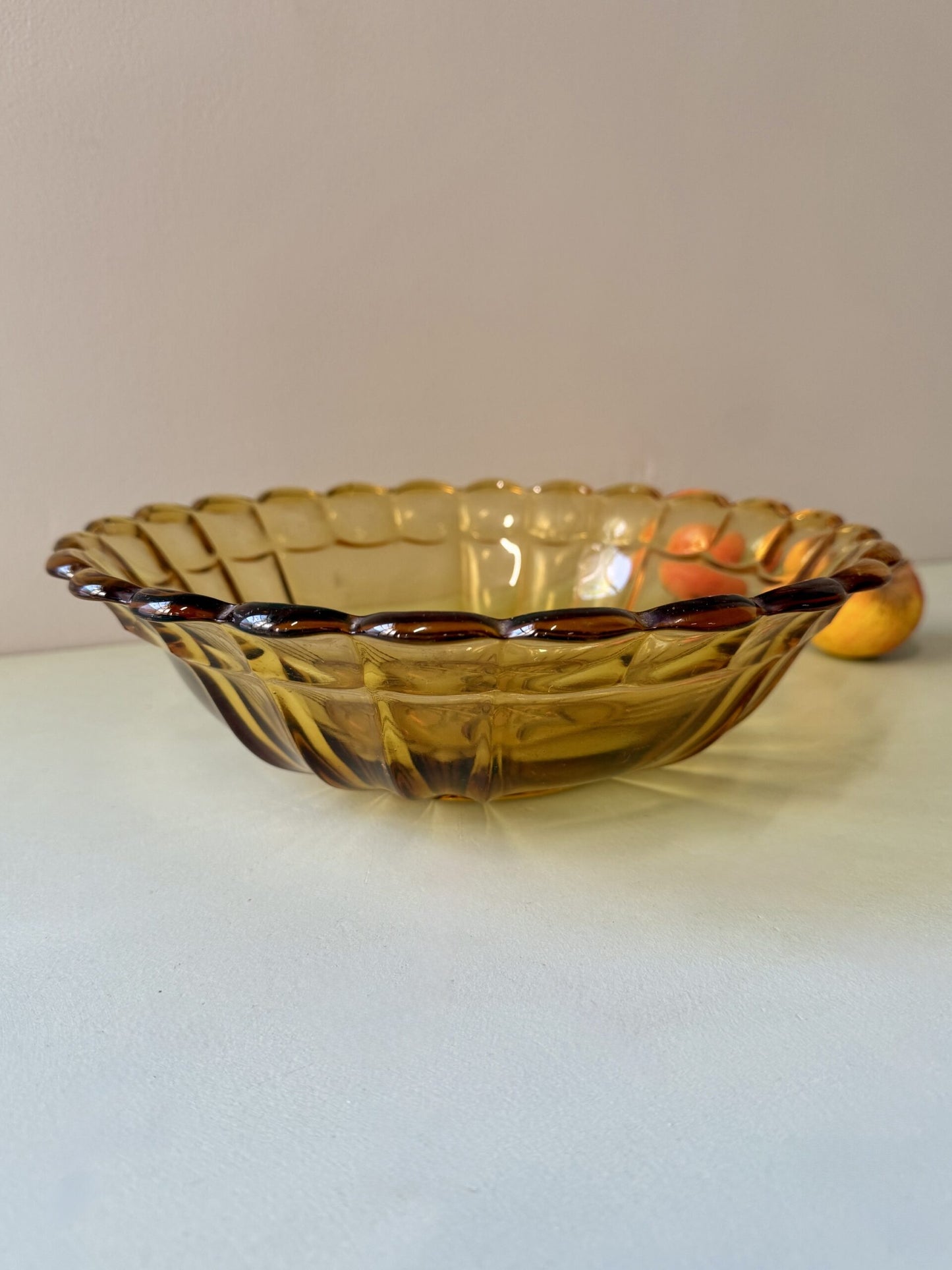 Saladier rétro en verre ambré ciselé