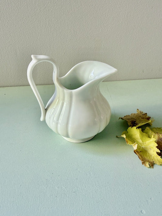 Pot à lait en faïence blanche