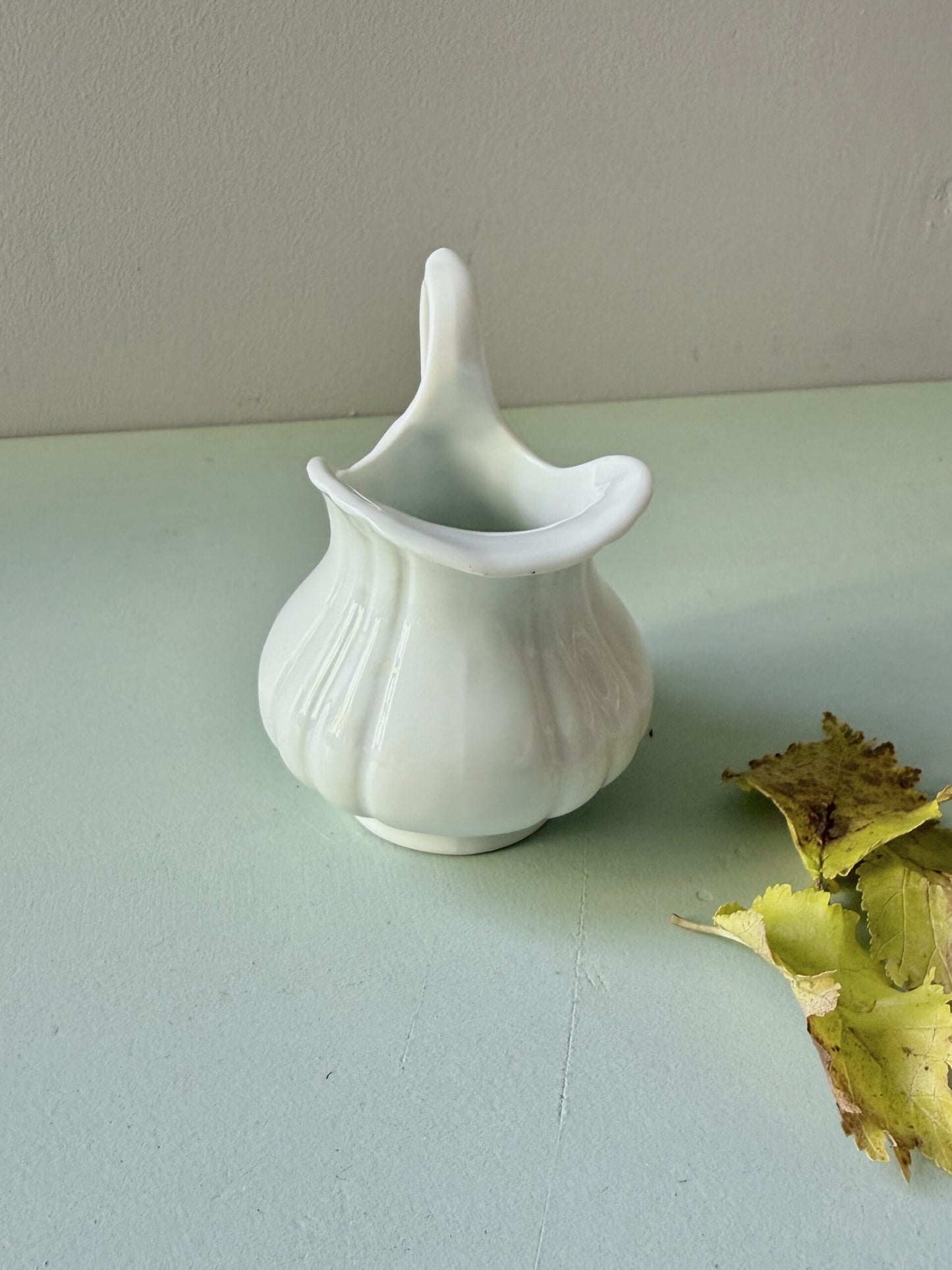 Pot à lait en faïence blanche