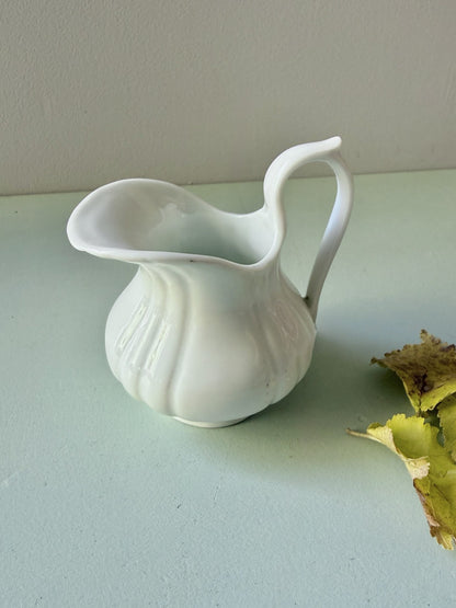 Pot à lait en faïence blanche