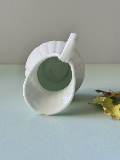 Pot à lait en faïence blanche