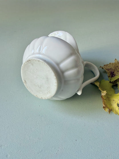 Pot à lait en faïence blanche