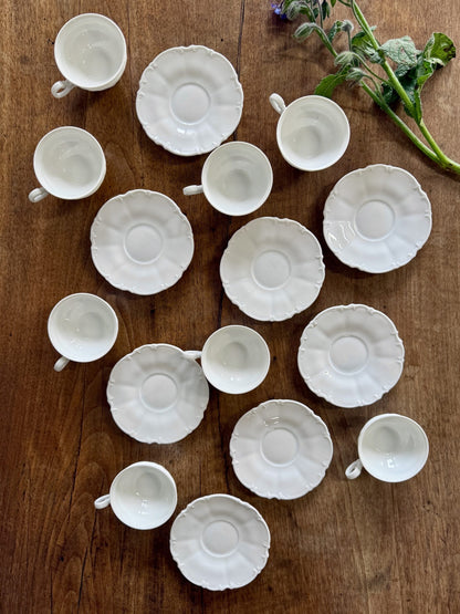 Tasses vintage avec coupelles en porcelaine