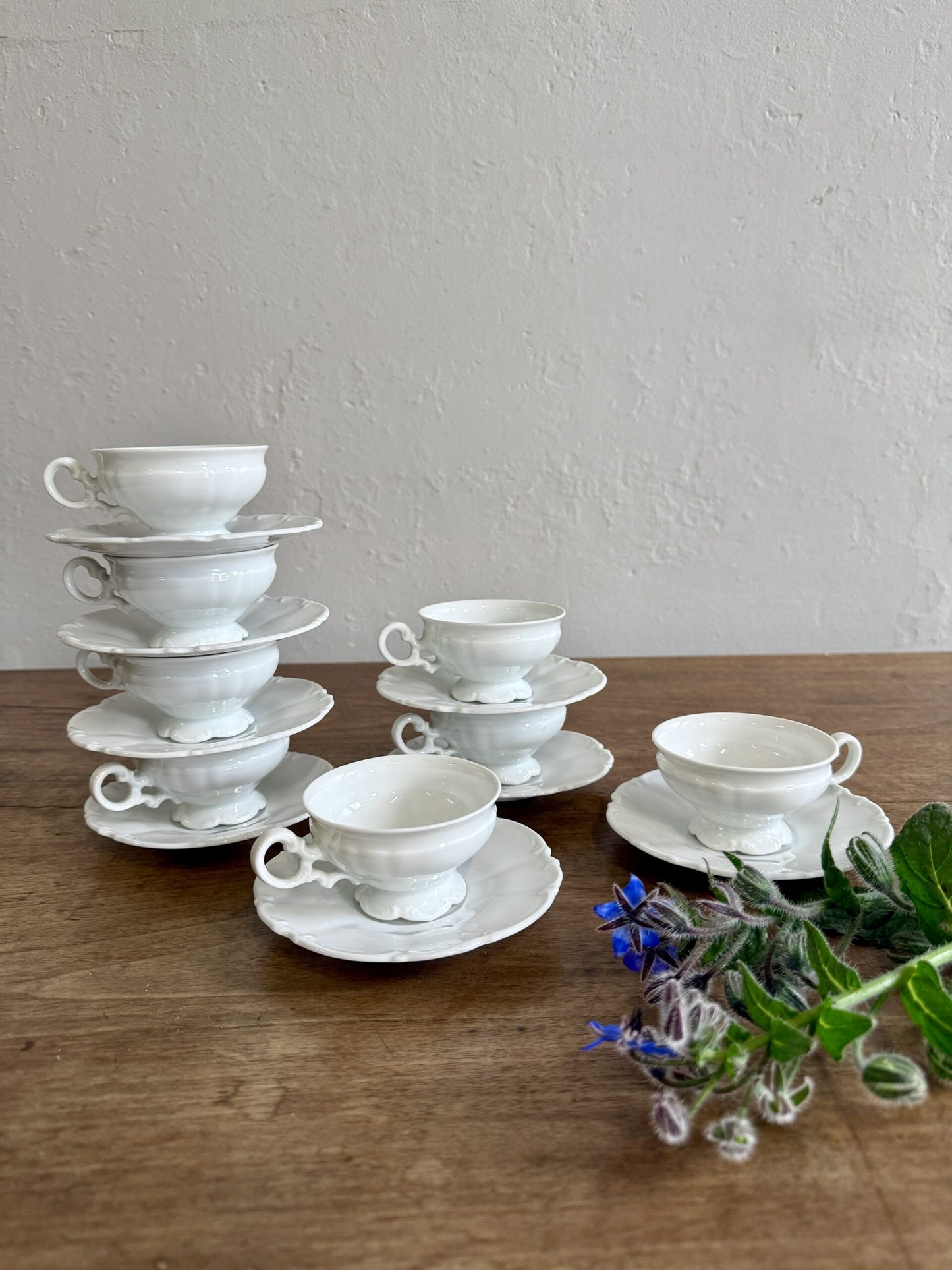 Tasses vintage avec coupelles en porcelaine