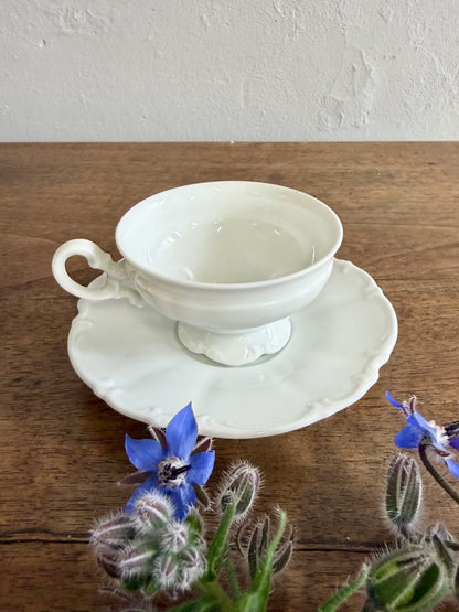 Tasses vintage avec coupelles en porcelaine