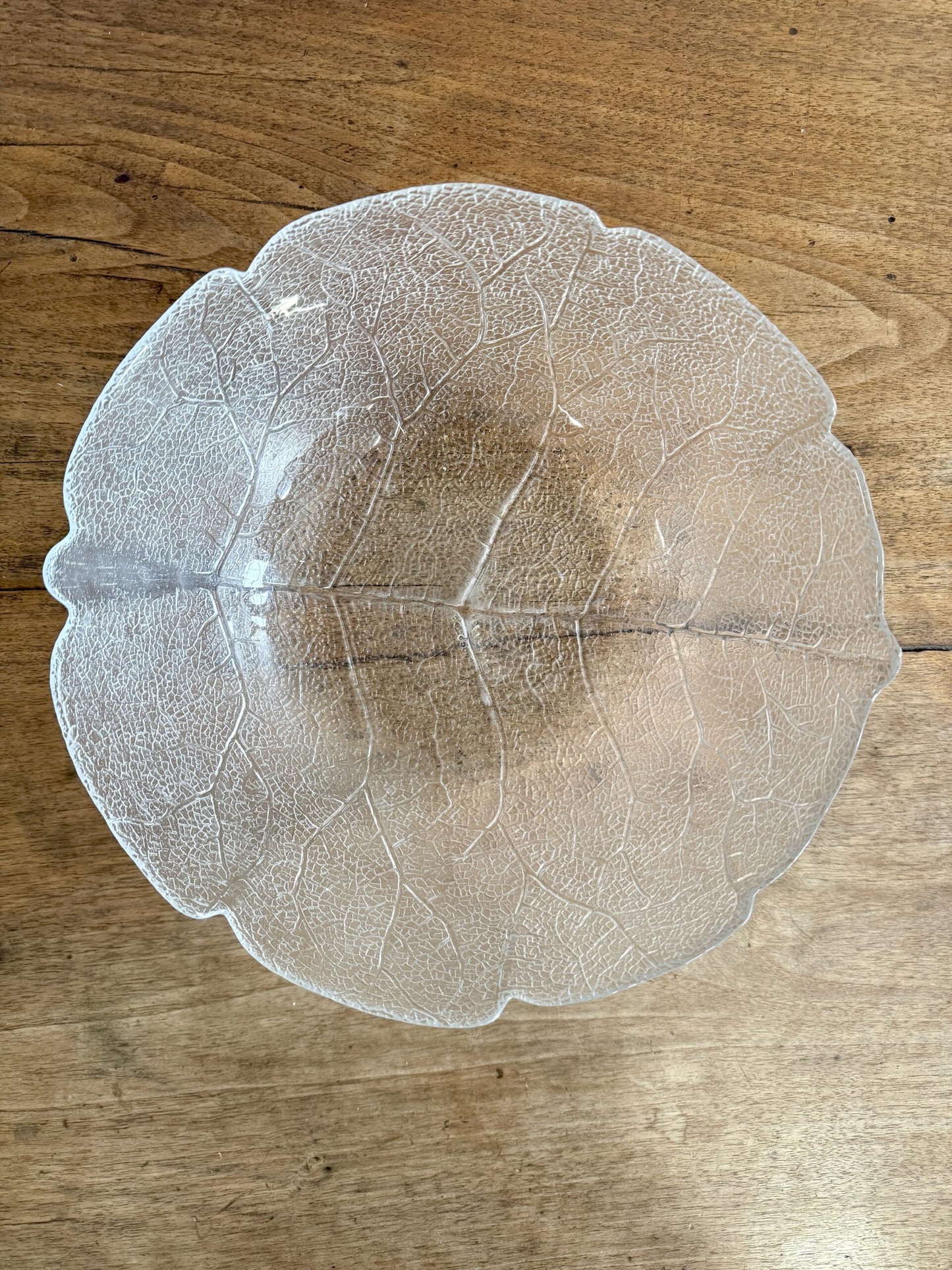 Saladier en verre en forme de feuille