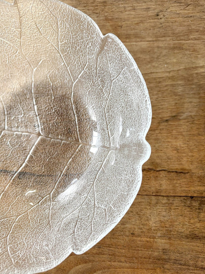 Saladier en verre en forme de feuille