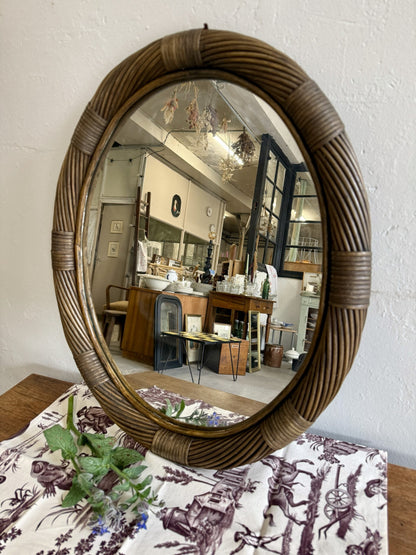 Miroir ovale en rotin foncé