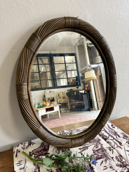 Miroir ovale en rotin foncé