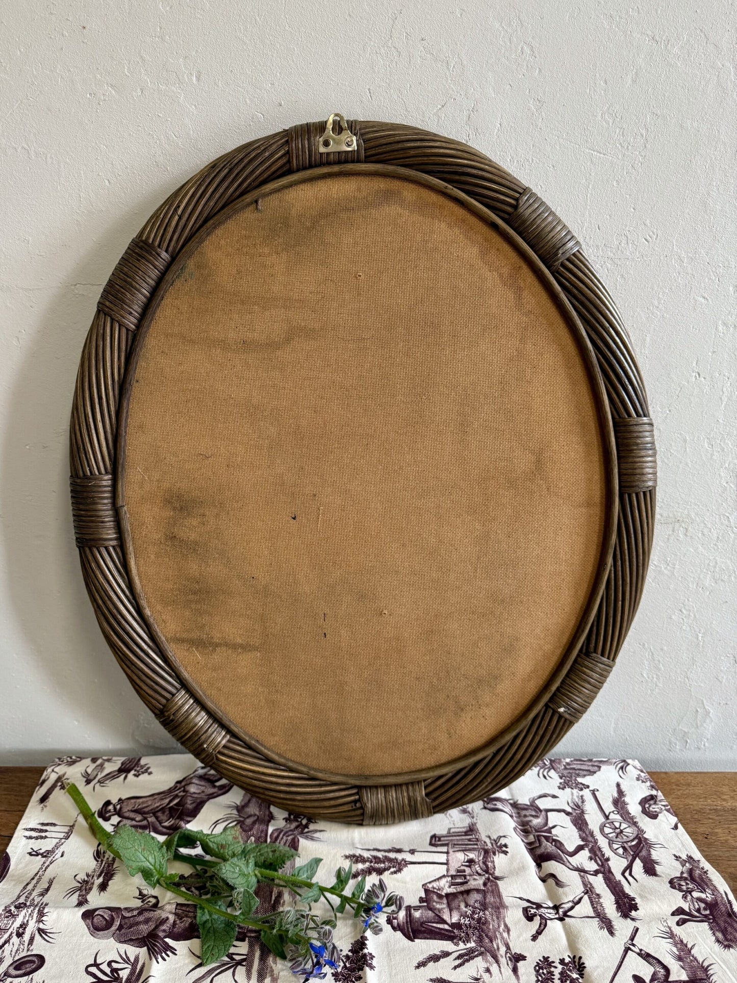 Miroir ovale en rotin foncé