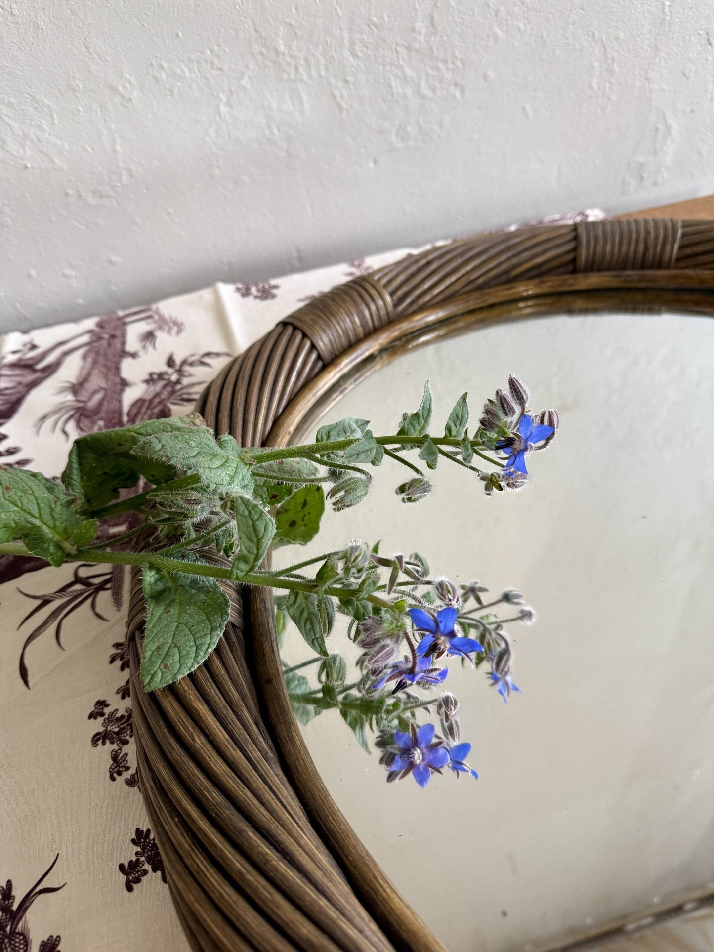 Miroir ovale en rotin foncé