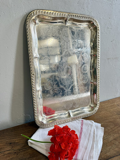 Plateau en argent gravé