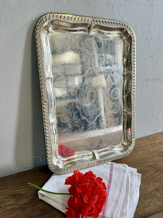 Plateau en argent gravé