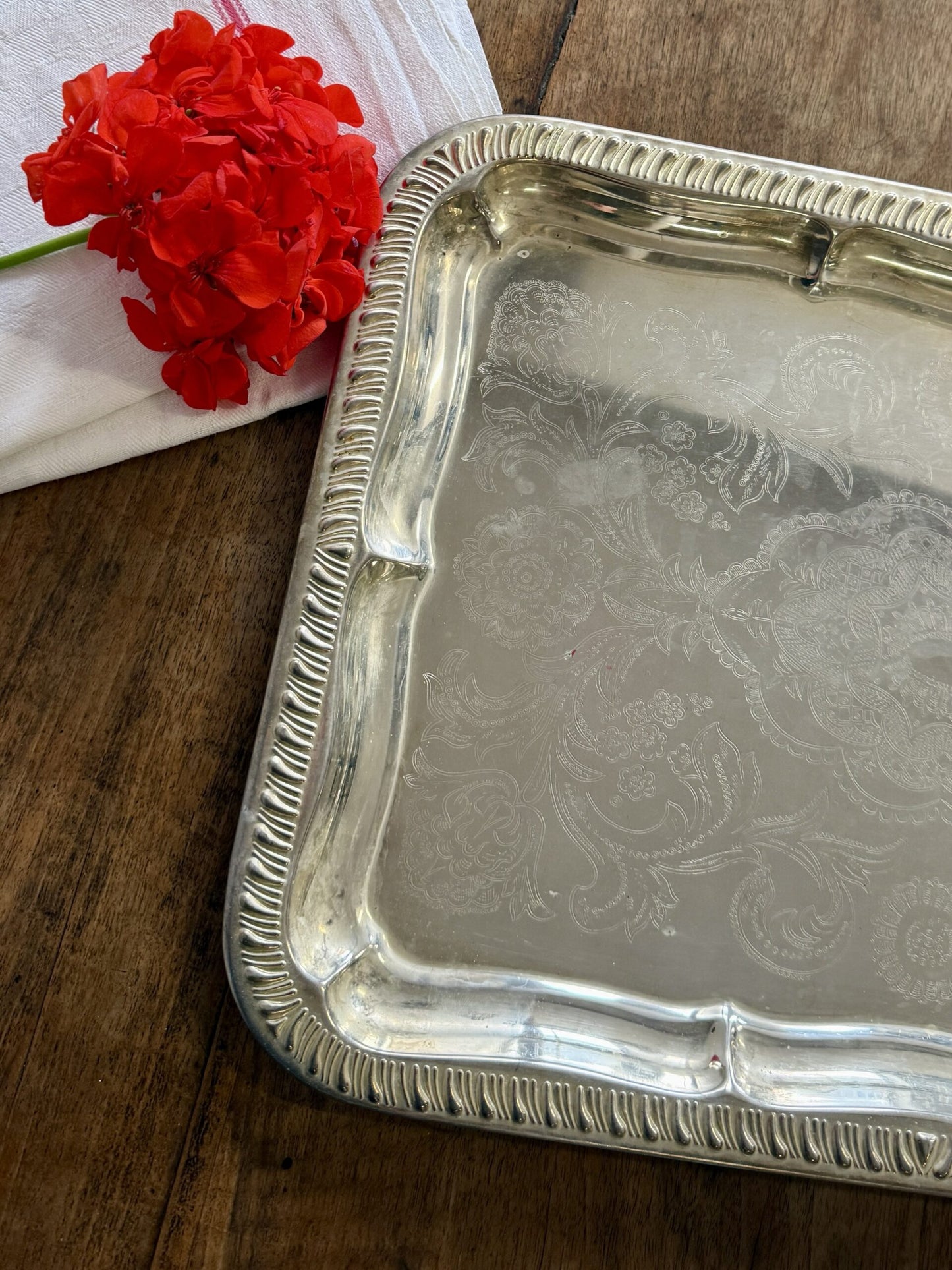 Plateau en argent gravé