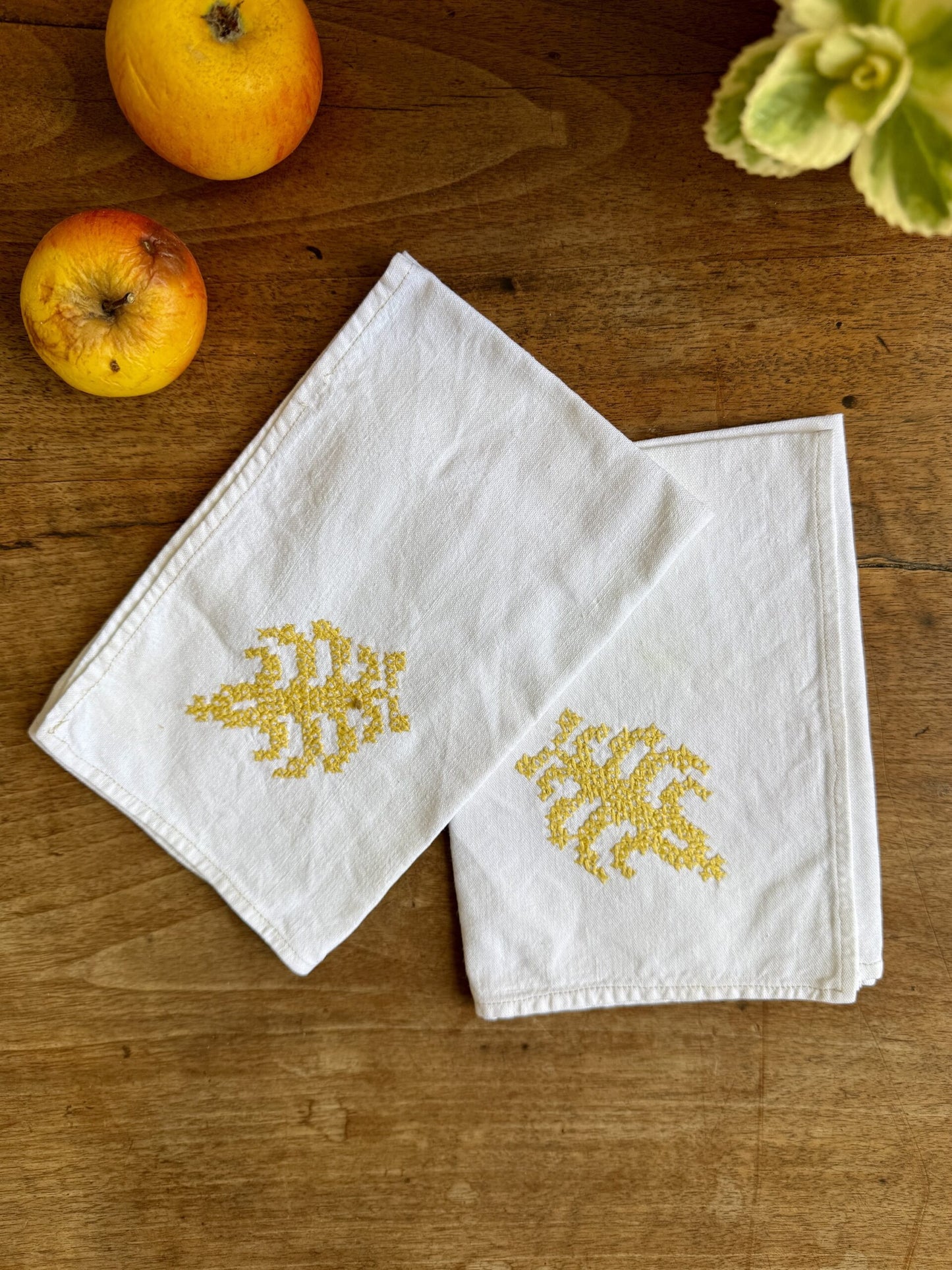 Lot de 2 serviettes blanches au point de croix