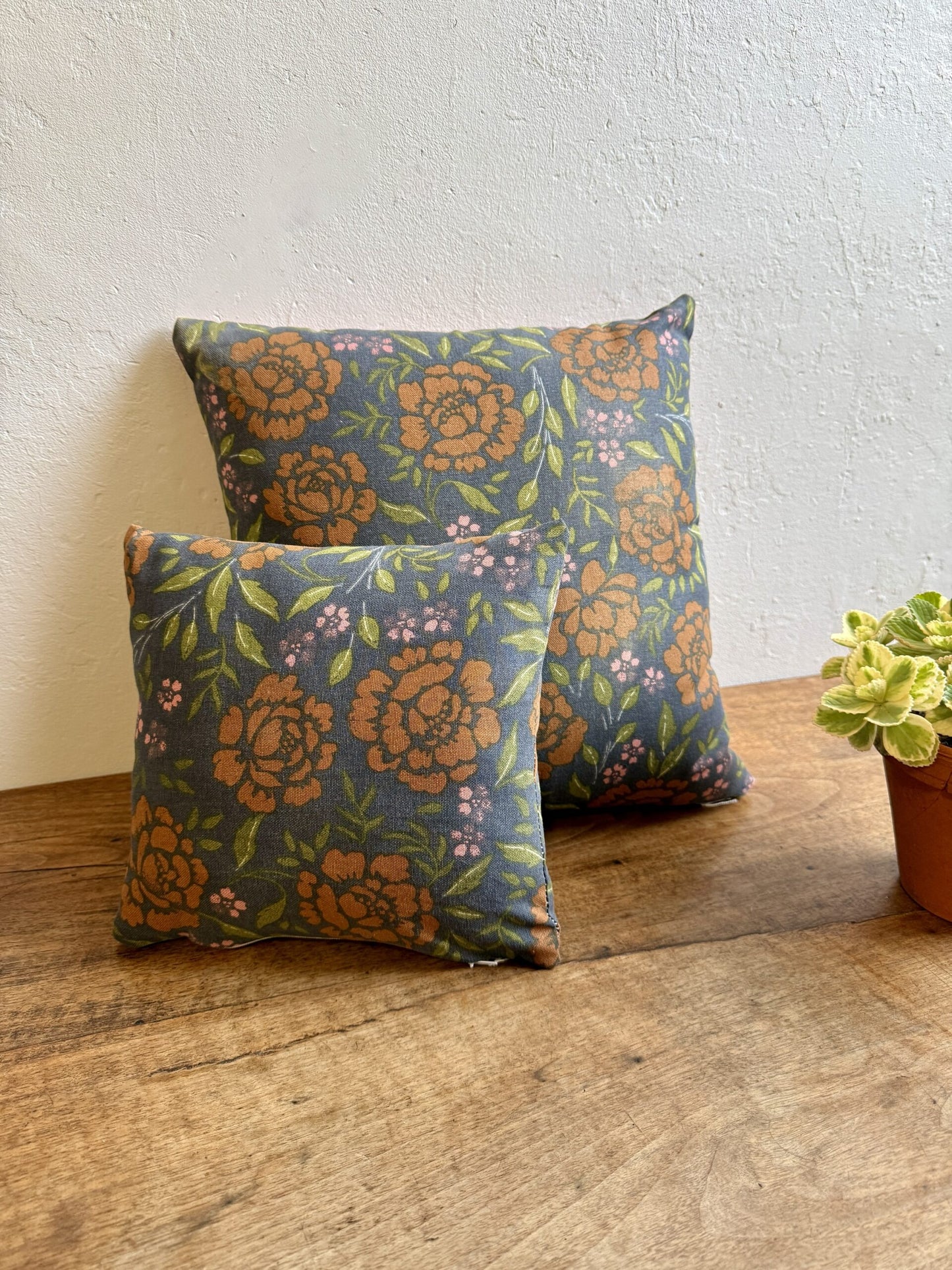 Petit coussin déhoussable fleuri fait main