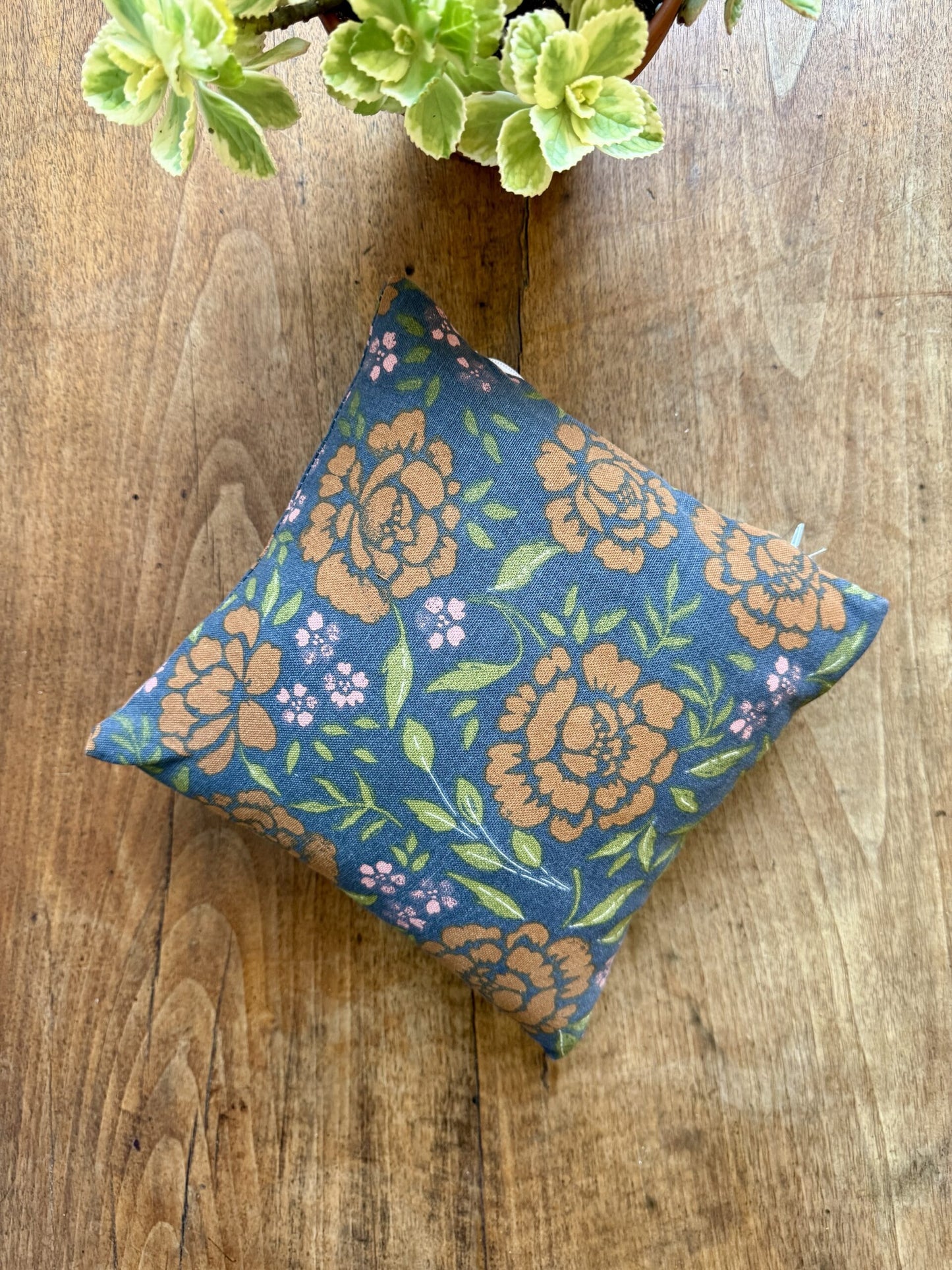 Petit coussin déhoussable fleuri fait main