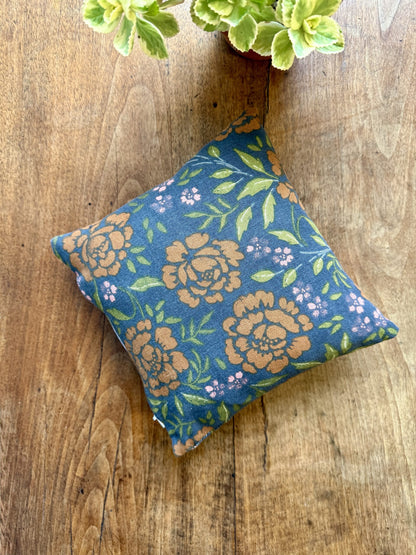 Petit coussin déhoussable fleuri fait main