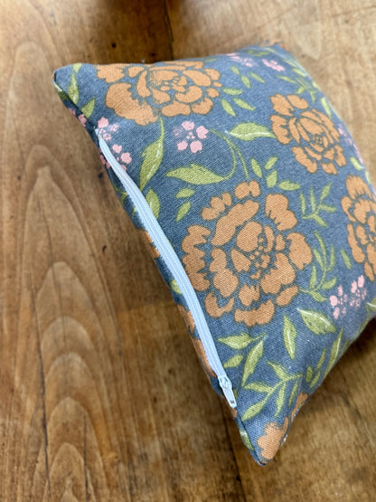 Petit coussin déhoussable fleuri fait main