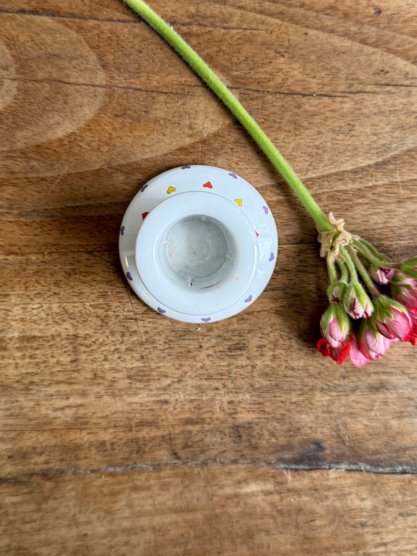 Bougeoir blanc avec motifs cœurs colorés