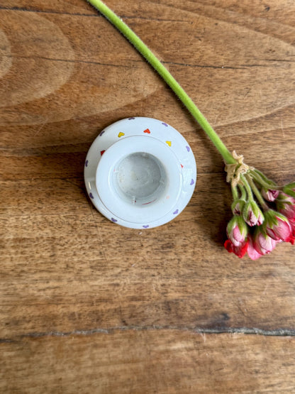 Bougeoir blanc avec motifs cœurs colorés