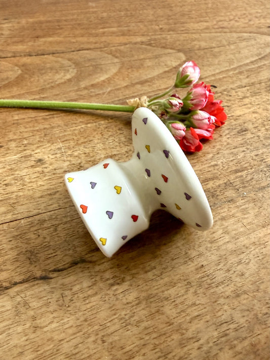 Bougeoir blanc avec motifs cœurs colorés