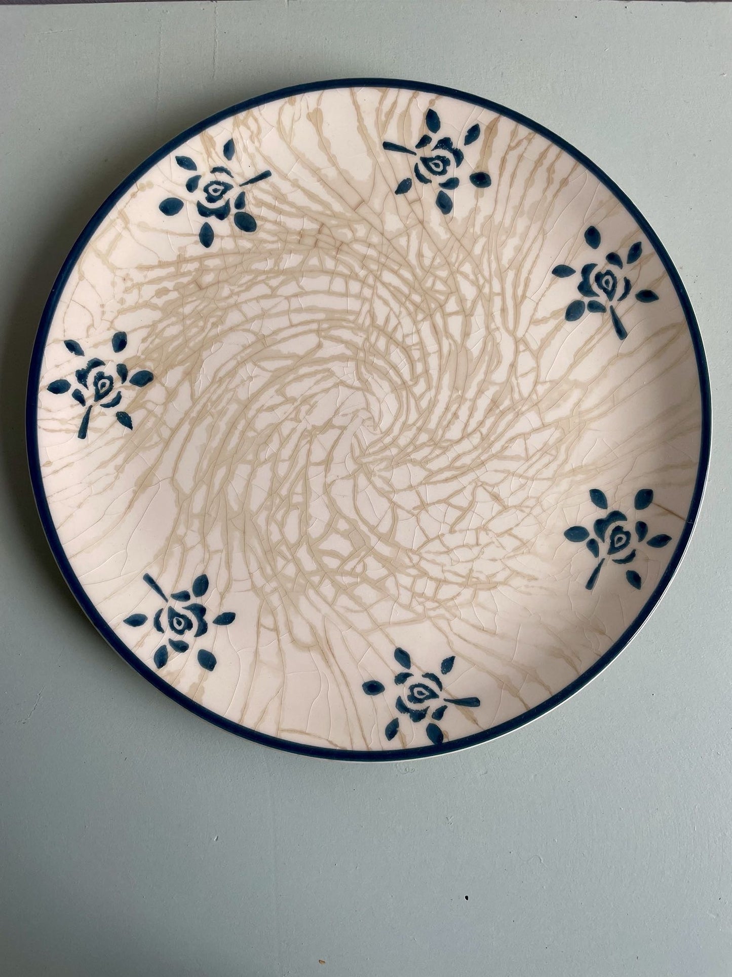 Plat en céramique – Décor fleurs bleues