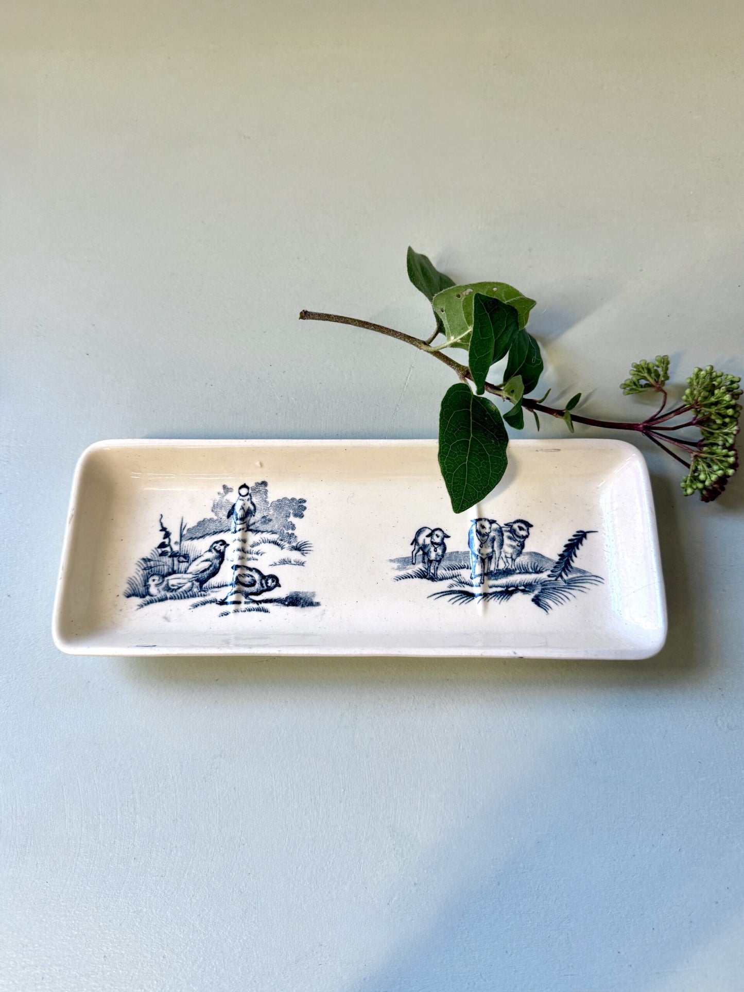 Porte-peigne ancien en faïence blanche décor bleu – scènes rurales