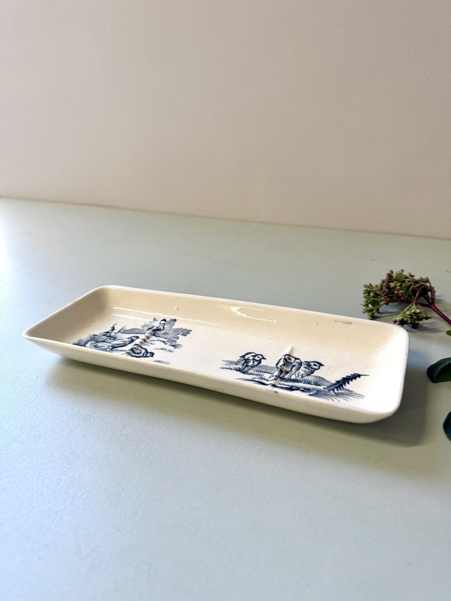 Porte-peigne ancien en faïence blanche décor bleu – scènes rurales