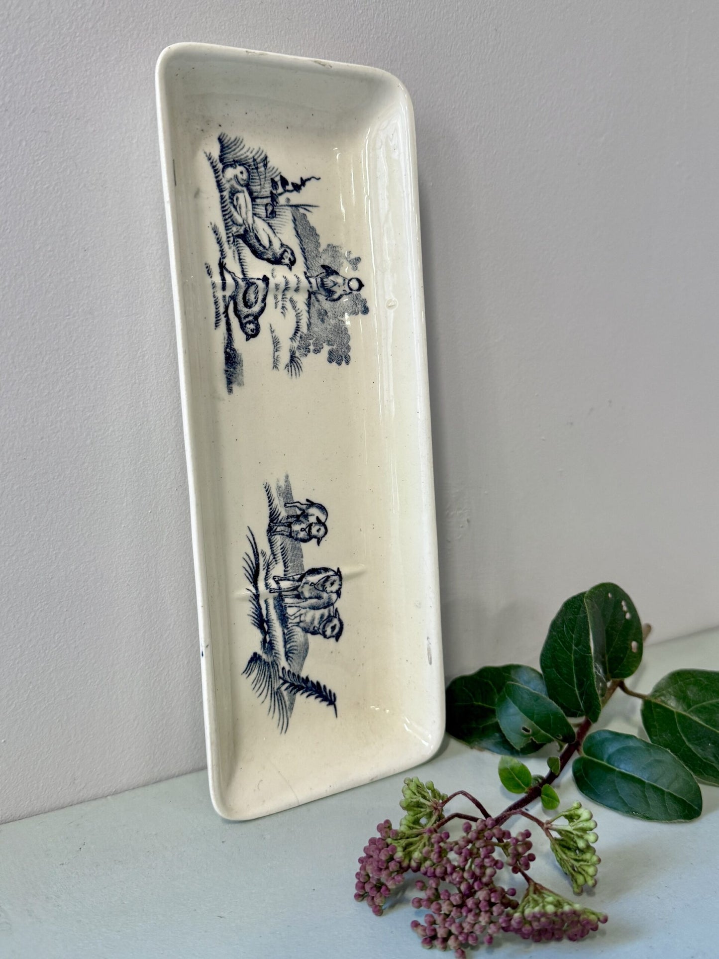 Porte-peigne ancien en faïence blanche décor bleu – scènes rurales