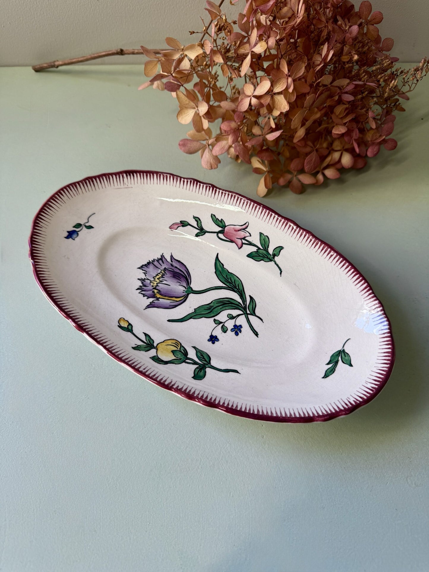 Ravier ancien Sarreguemines ovale – décor floral et liseré bordeaux