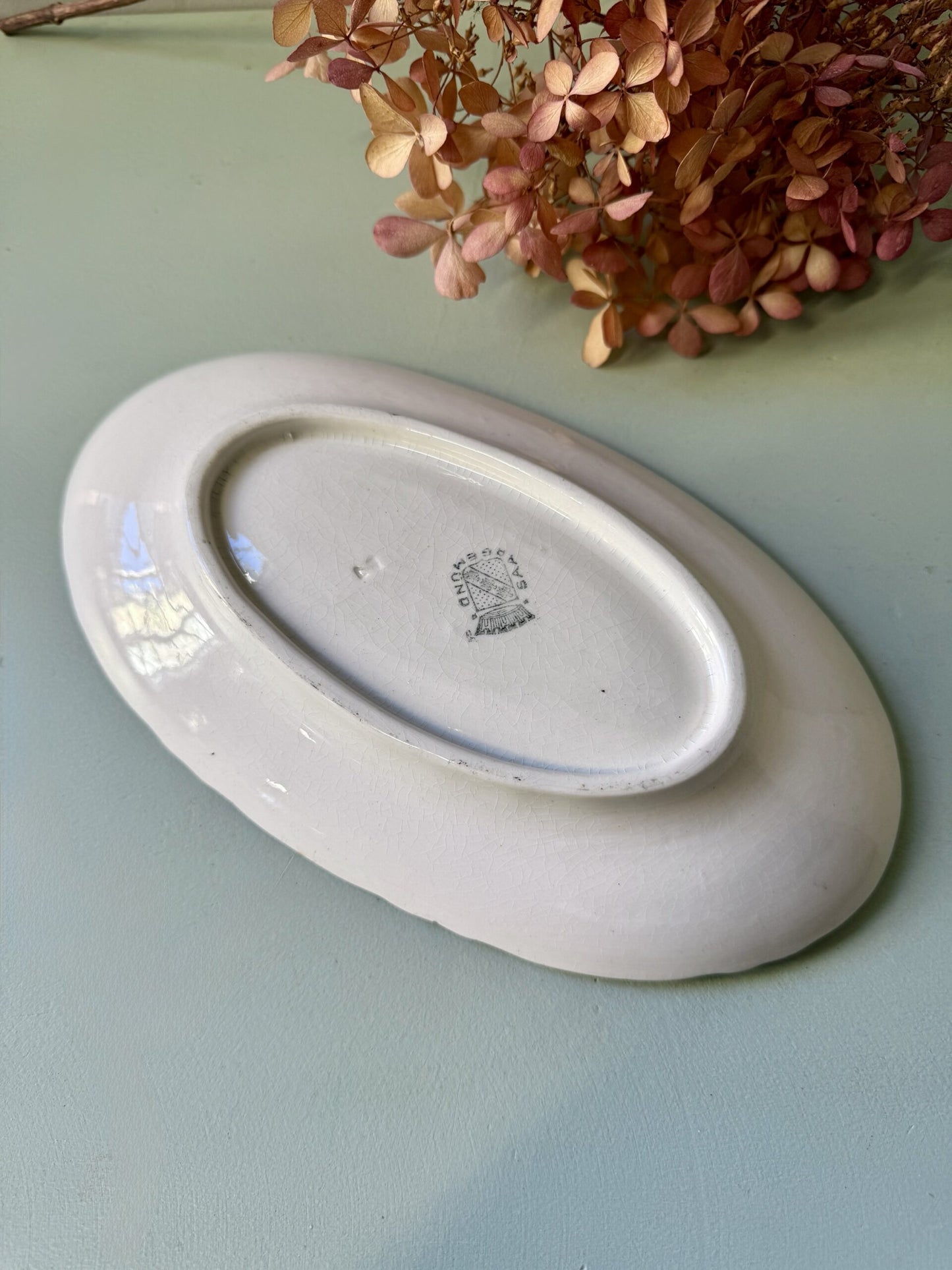 Ravier ancien Sarreguemines ovale – décor floral et liseré bordeaux