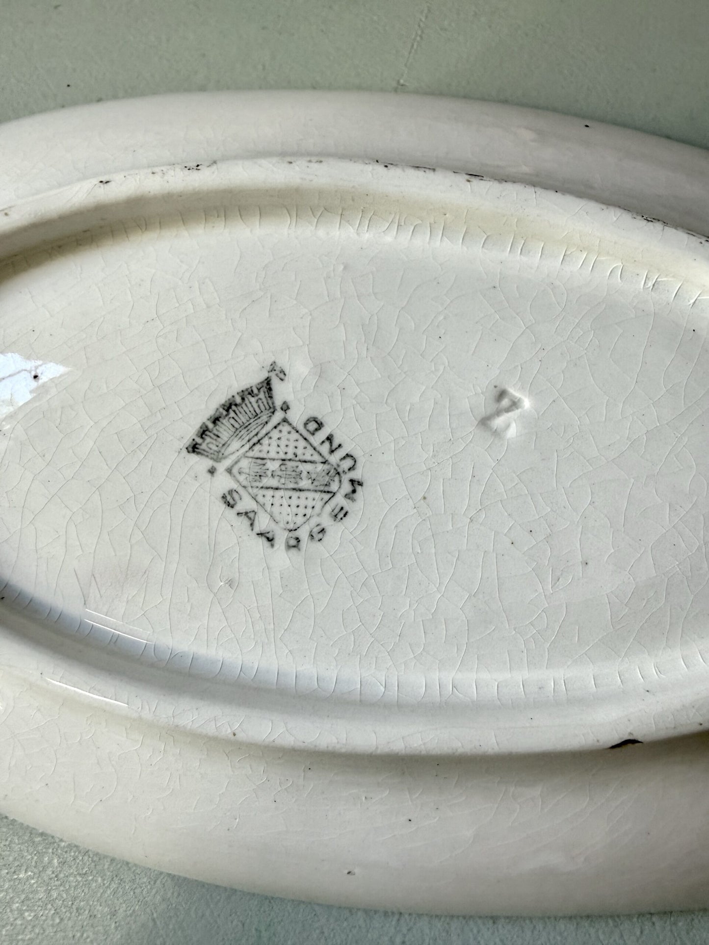 Ravier ancien Sarreguemines ovale – décor floral et liseré bordeaux