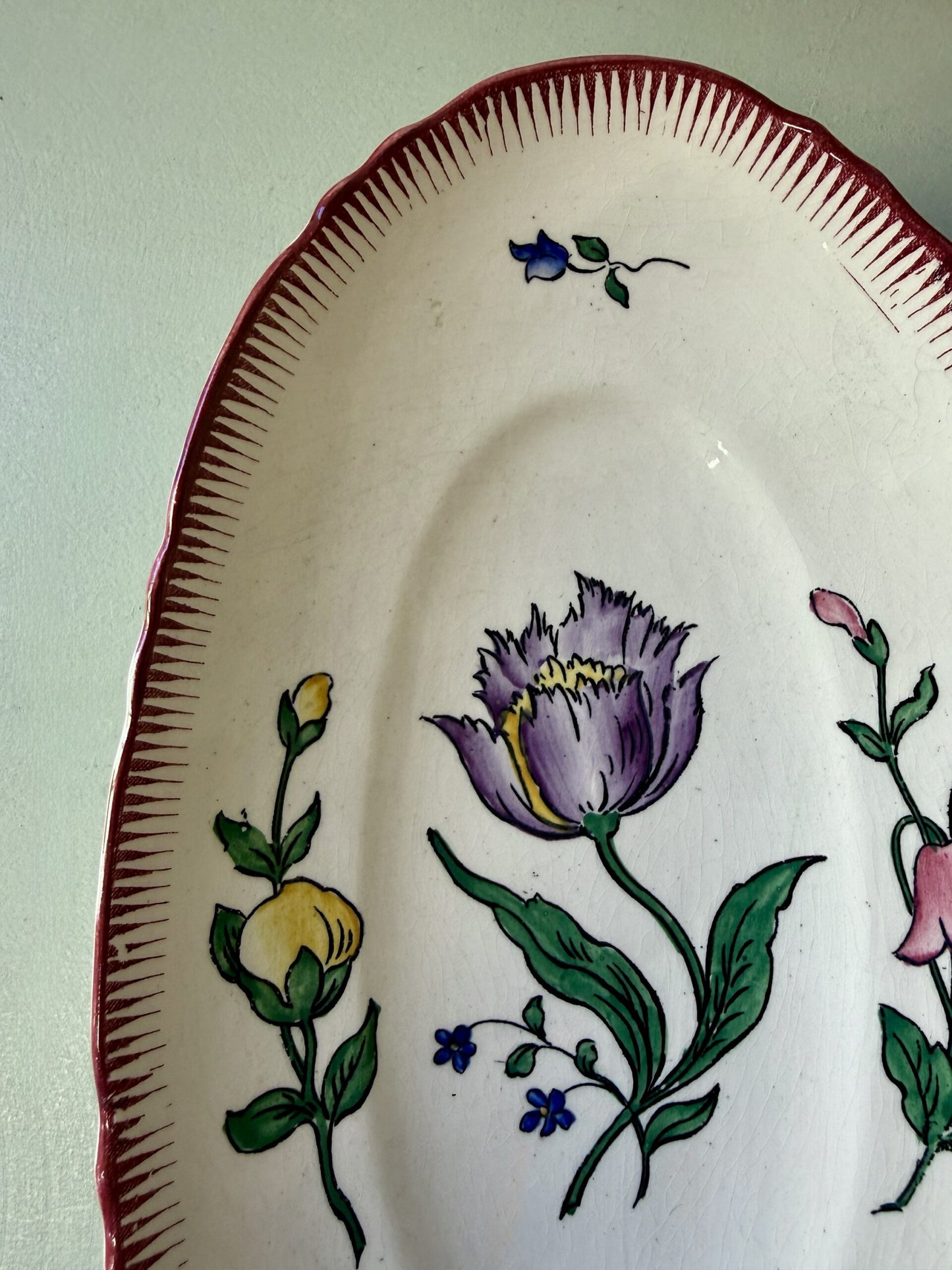 Ravier ancien Sarreguemines ovale – décor floral et liseré bordeaux