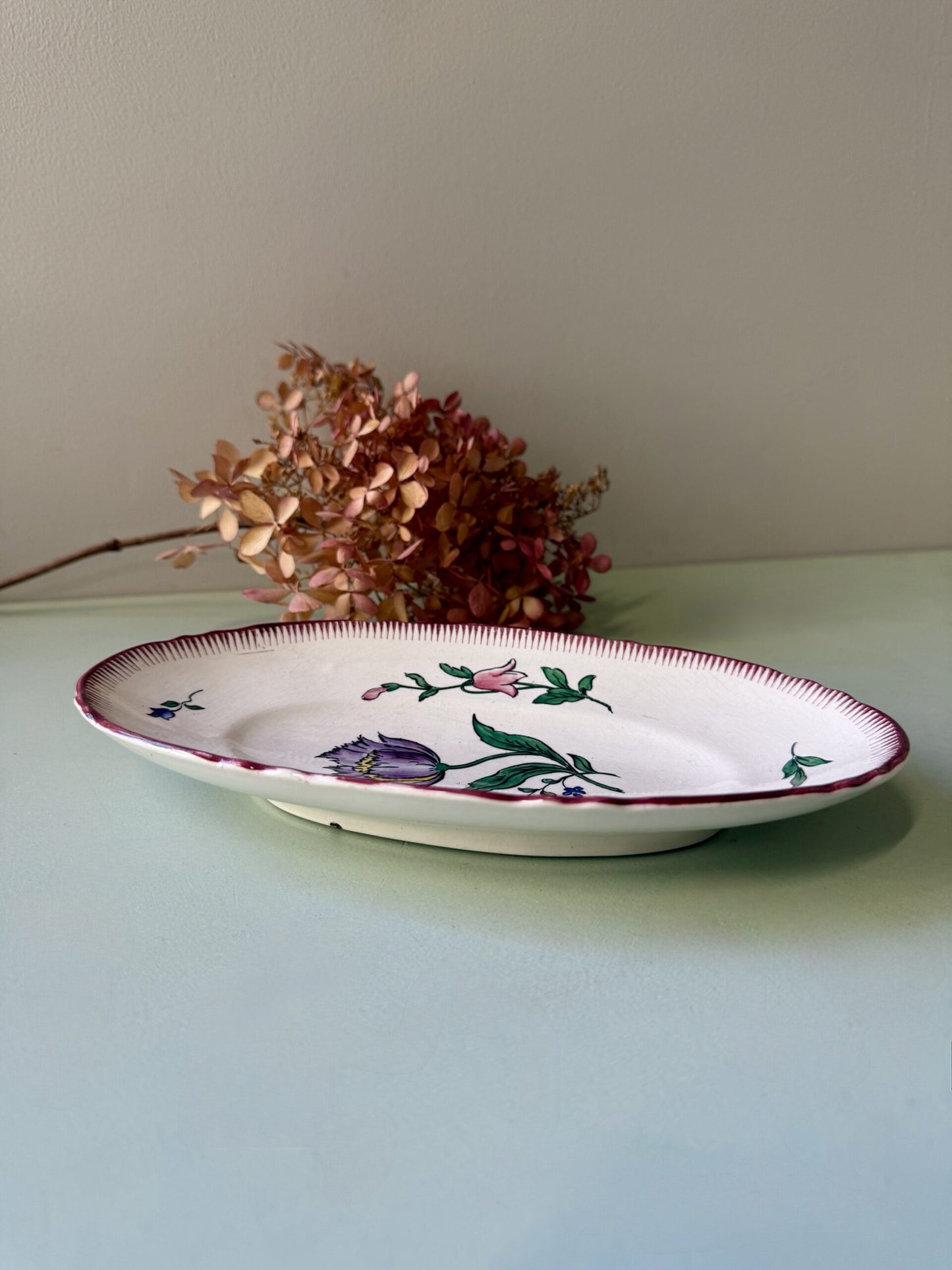 Ravier ancien Sarreguemines ovale – décor floral et liseré bordeaux