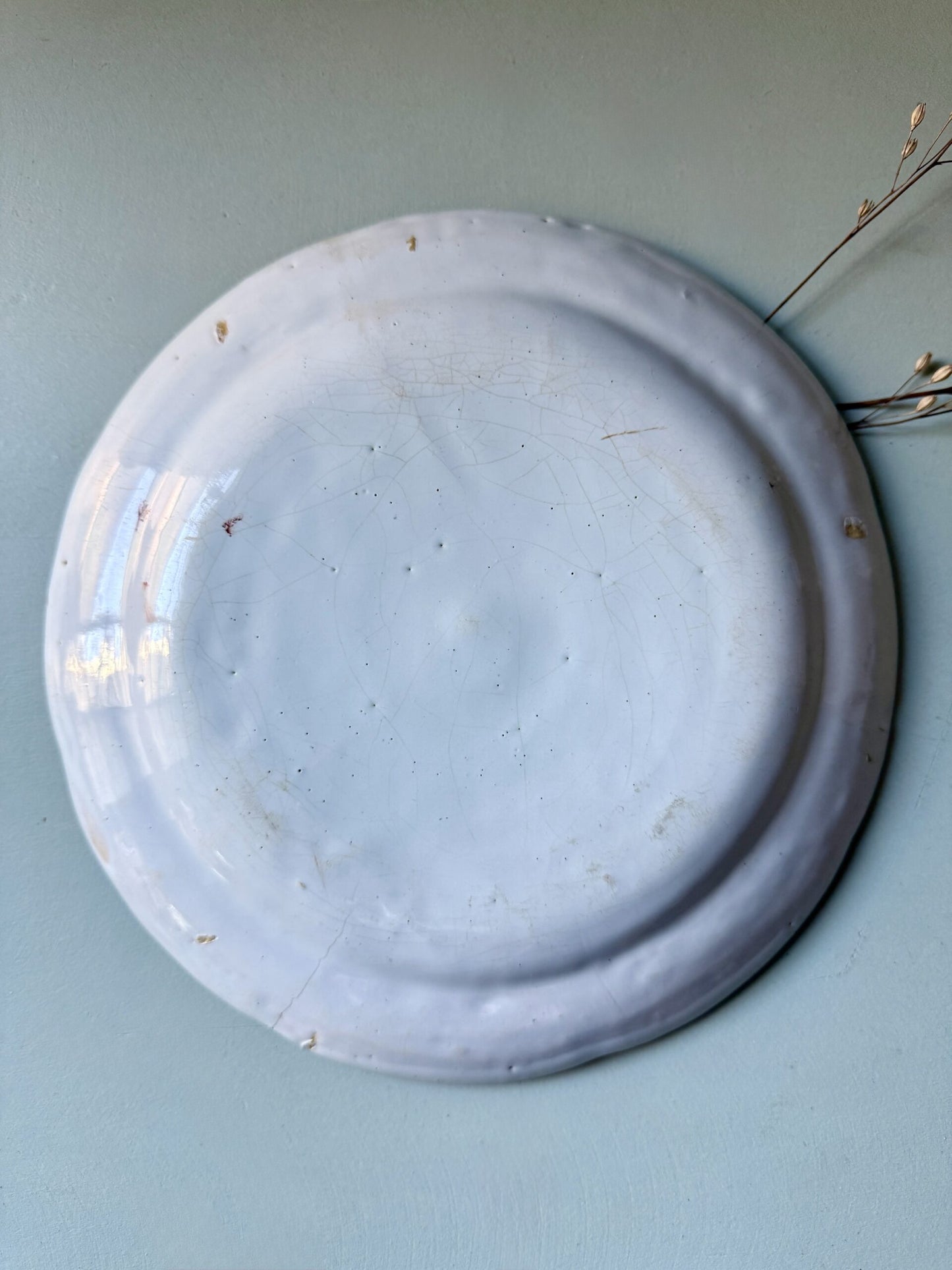 Assiette plate ancienne en faïence motifs floraux