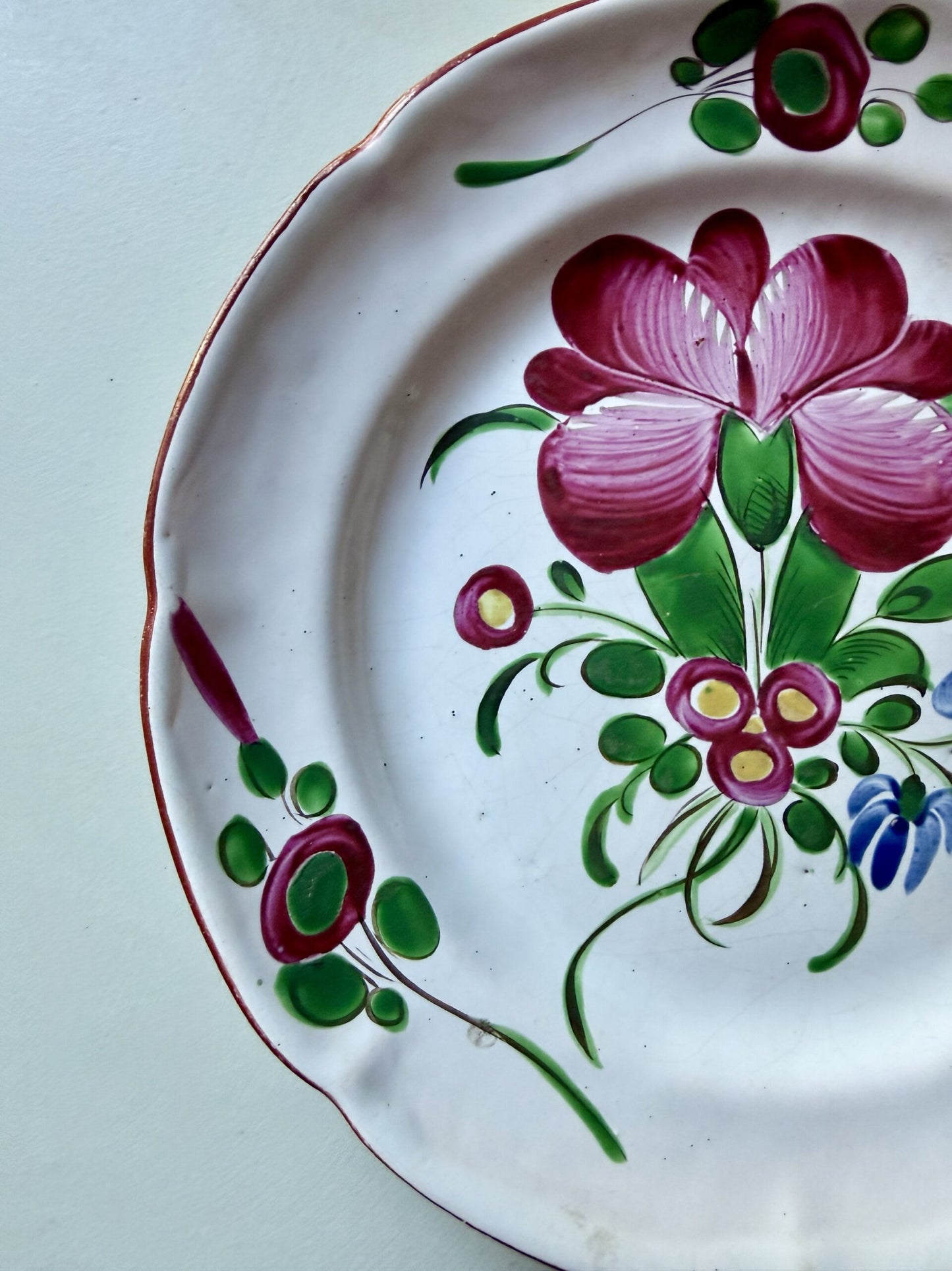 Assiette plate ancienne en faïence motifs floraux