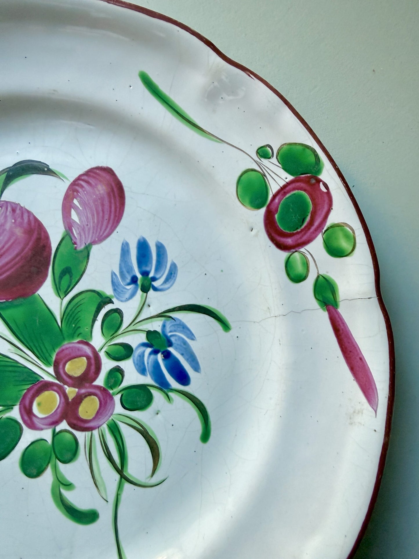 Assiette plate ancienne en faïence motifs floraux