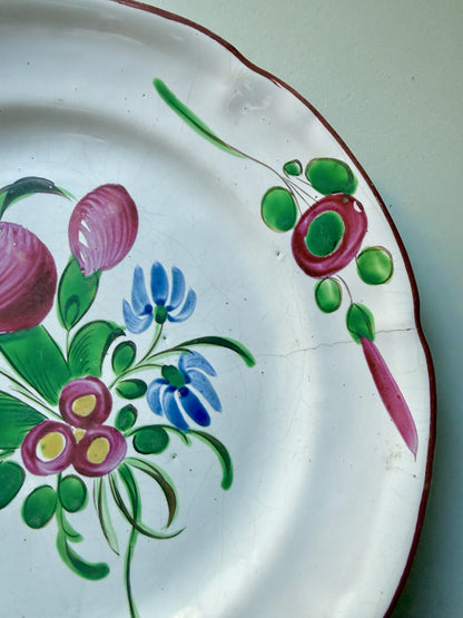Assiette plate ancienne en faïence motifs floraux
