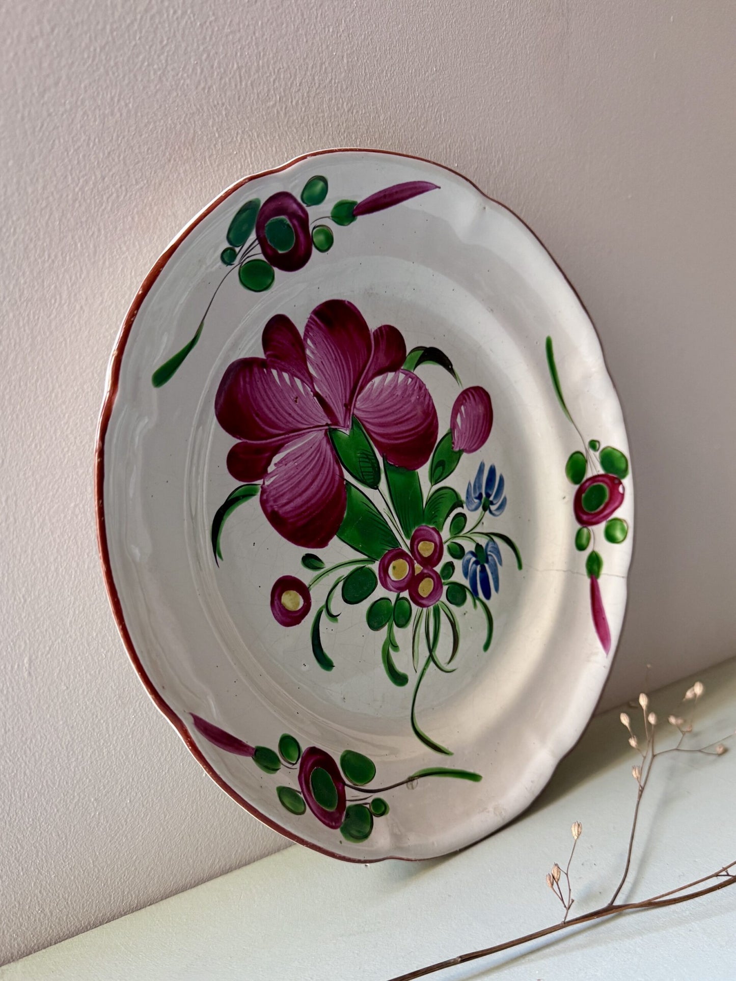 Assiette plate ancienne en faïence motifs floraux