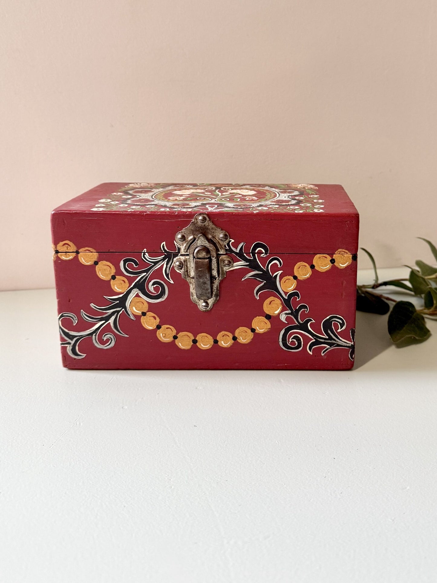 Coffre rectangulaire en bois rouge décoré
