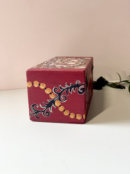 Coffre rectangulaire en bois rouge décoré