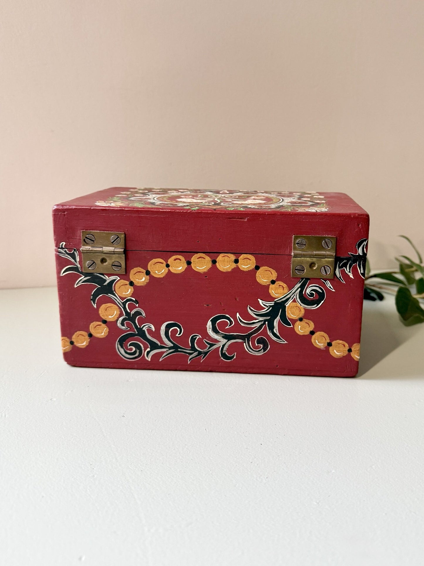 Coffre rectangulaire en bois rouge décoré