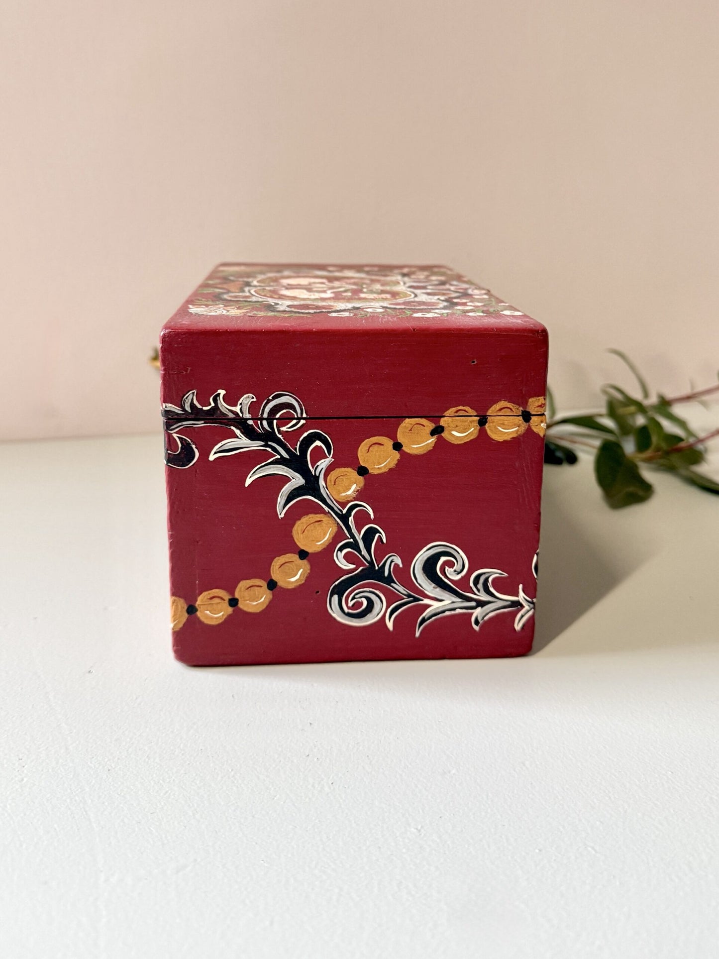 Coffre rectangulaire en bois rouge décoré