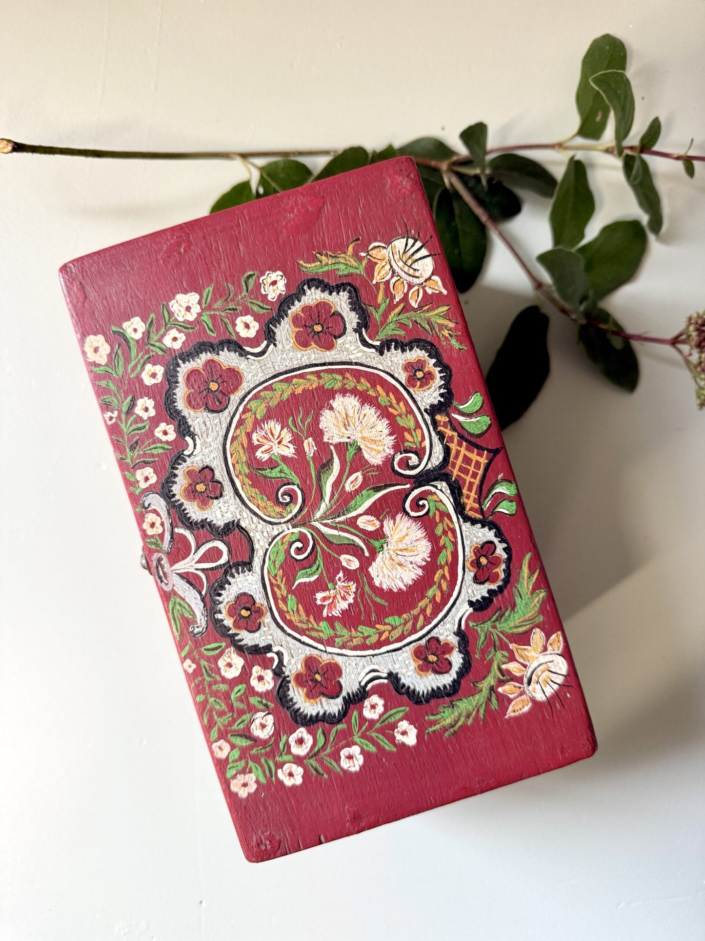 Coffre rectangulaire en bois rouge décoré