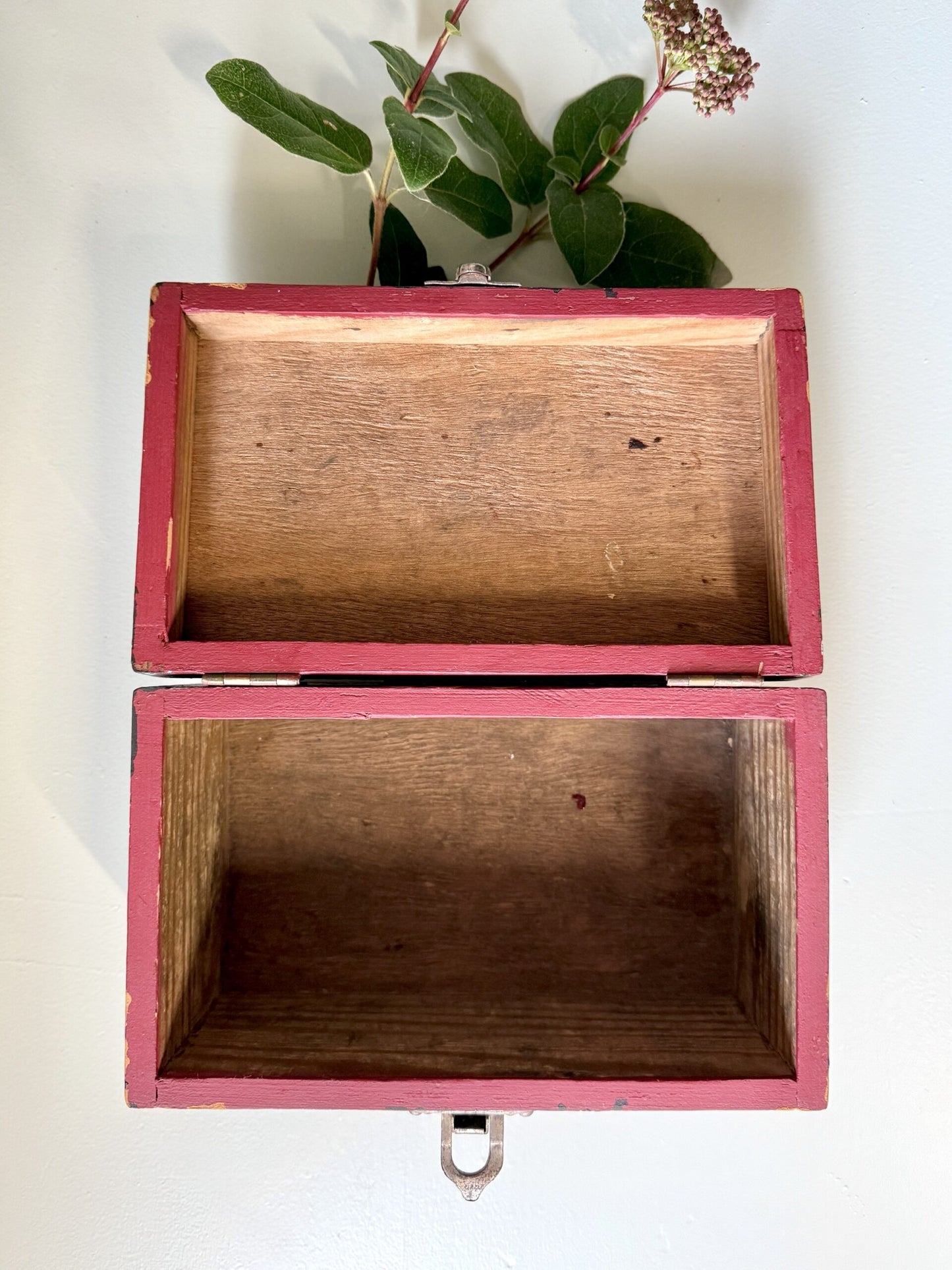 Coffre rectangulaire en bois rouge décoré