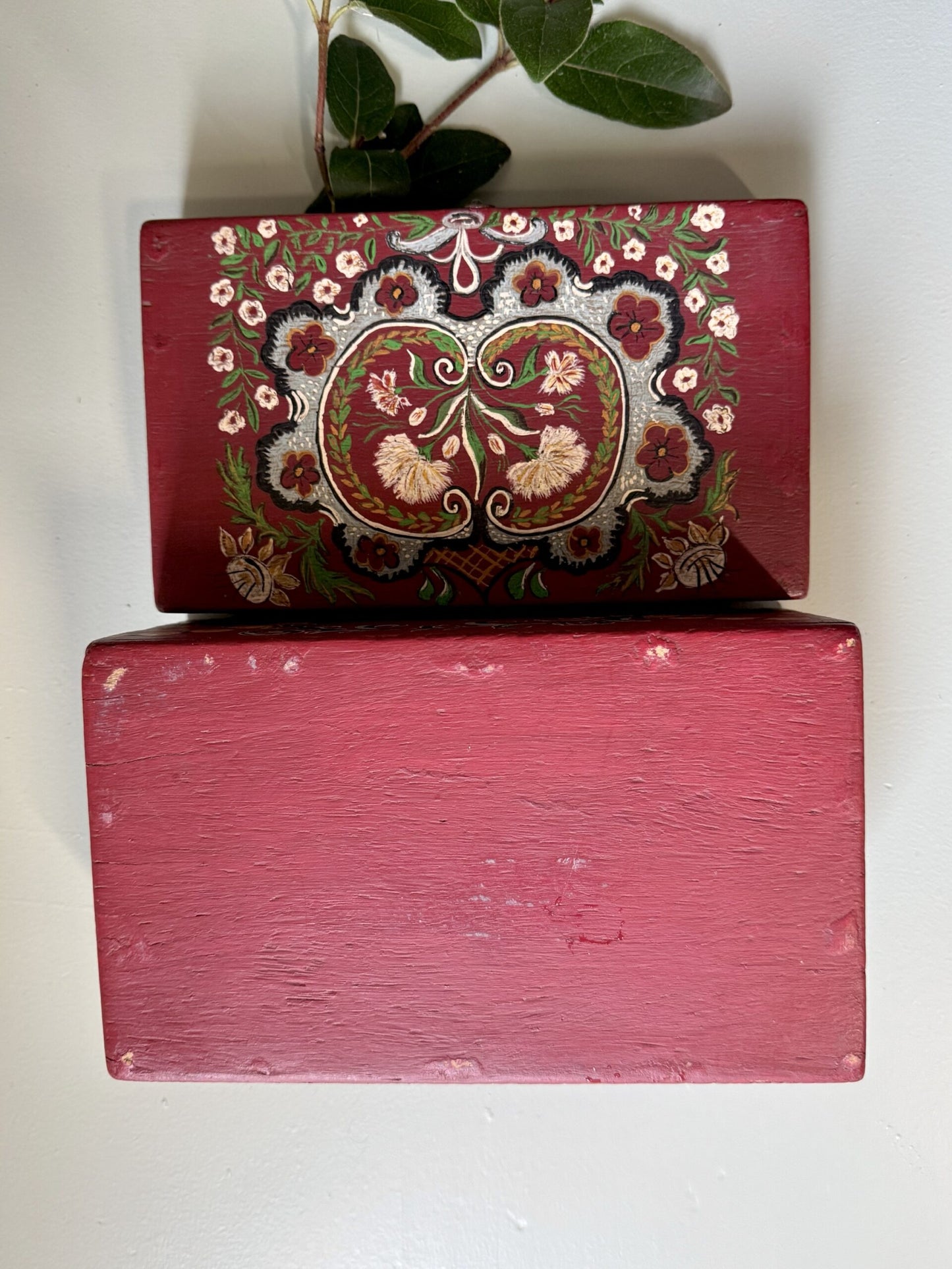 Coffre rectangulaire en bois rouge décoré