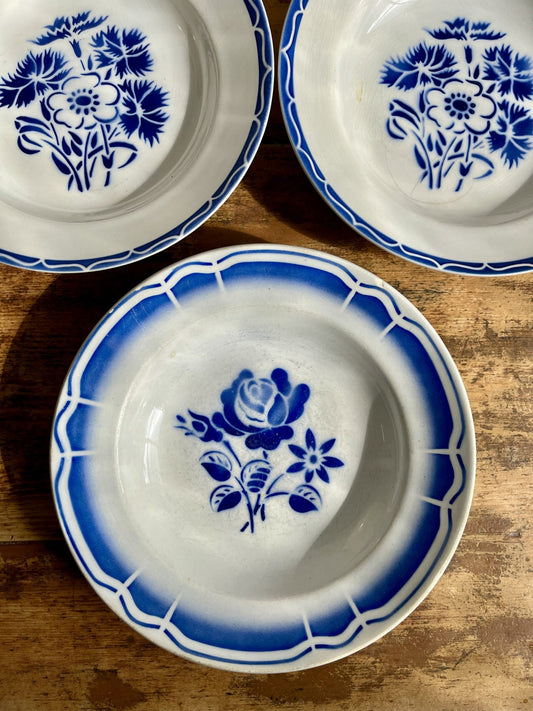 3 assiettes creuses bleues